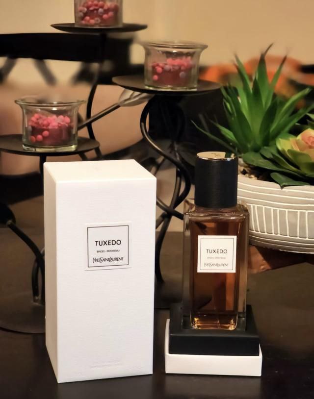 ‌عطر ادکلن ایو سن لورن تُکسدو ۱۲۵میل مناسب برای آقایان وبانوان با طبع گرم و شیرین